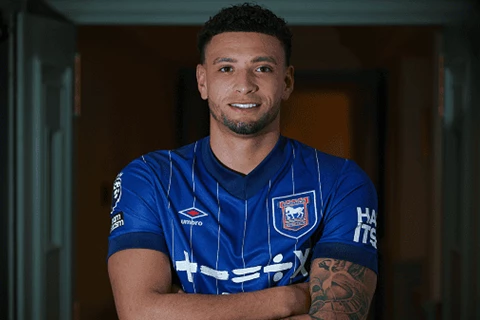 بعد 6 أشهر.. إيبسويتش تاون يعيد بن جودفري إلى الدوري الإنجليزي